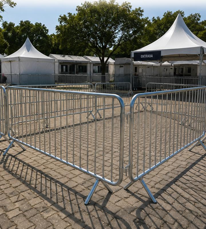 Grades de contenção organizando fila em área externa